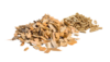 Im Vordergrund ein kleiner Haufen von Holzhackschnitzel, im Hintergrund ein kleiner Haufen von Holzpellets.
